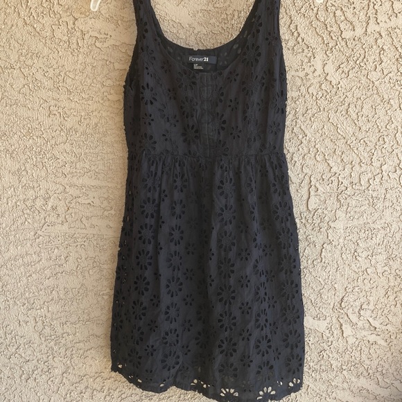 Forever 21 women’s black eyelet sundress size small in excellent condition - Picture 1 of 9